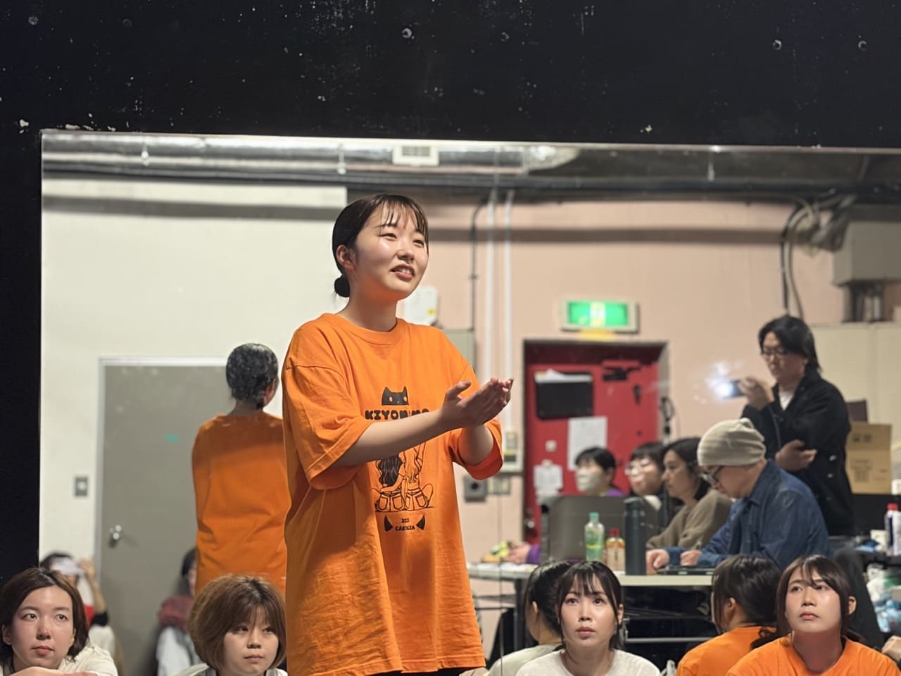仲間に見守られながら立って歌う参加者|劇団カスタリア 2026年オーディション 歌唱審査