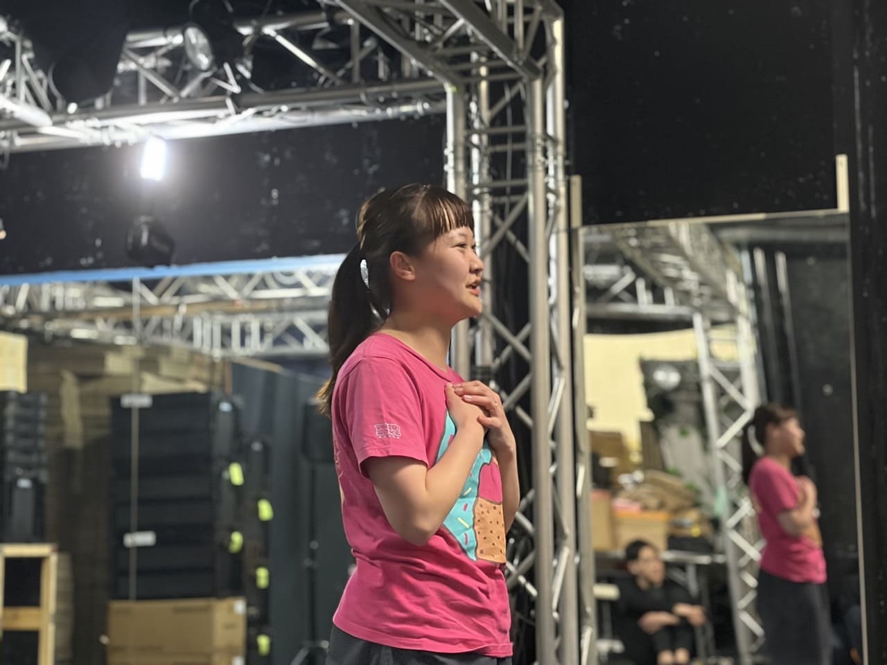 胸に手を当て、選んだミュージカルナンバーを歌う参加者|劇団カスタリア 2026年オーディション 歌唱審査