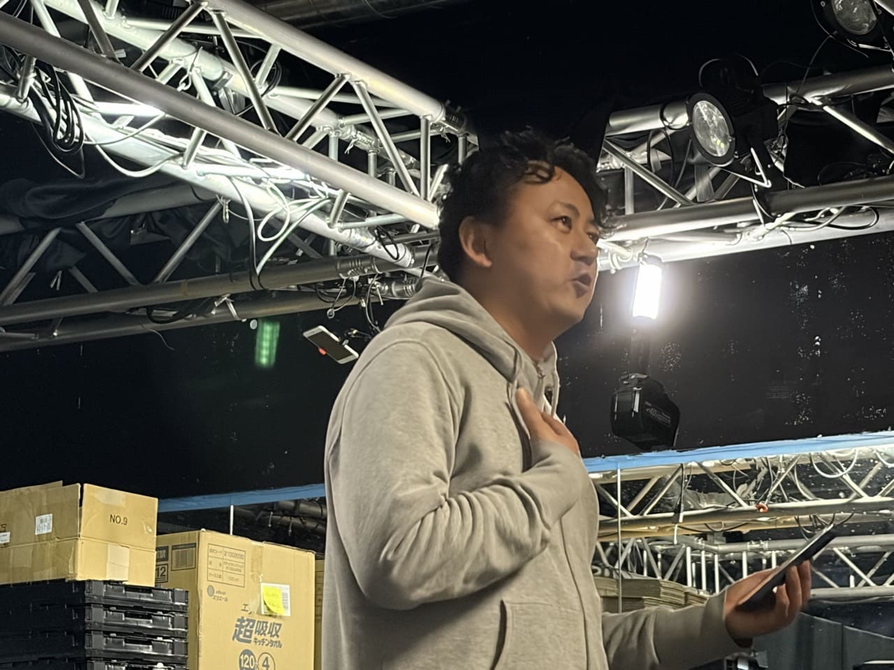 胸に手を当て、譜面を手に歌い上げる参加者|劇団カスタリア 2026年オーディション 歌唱審査