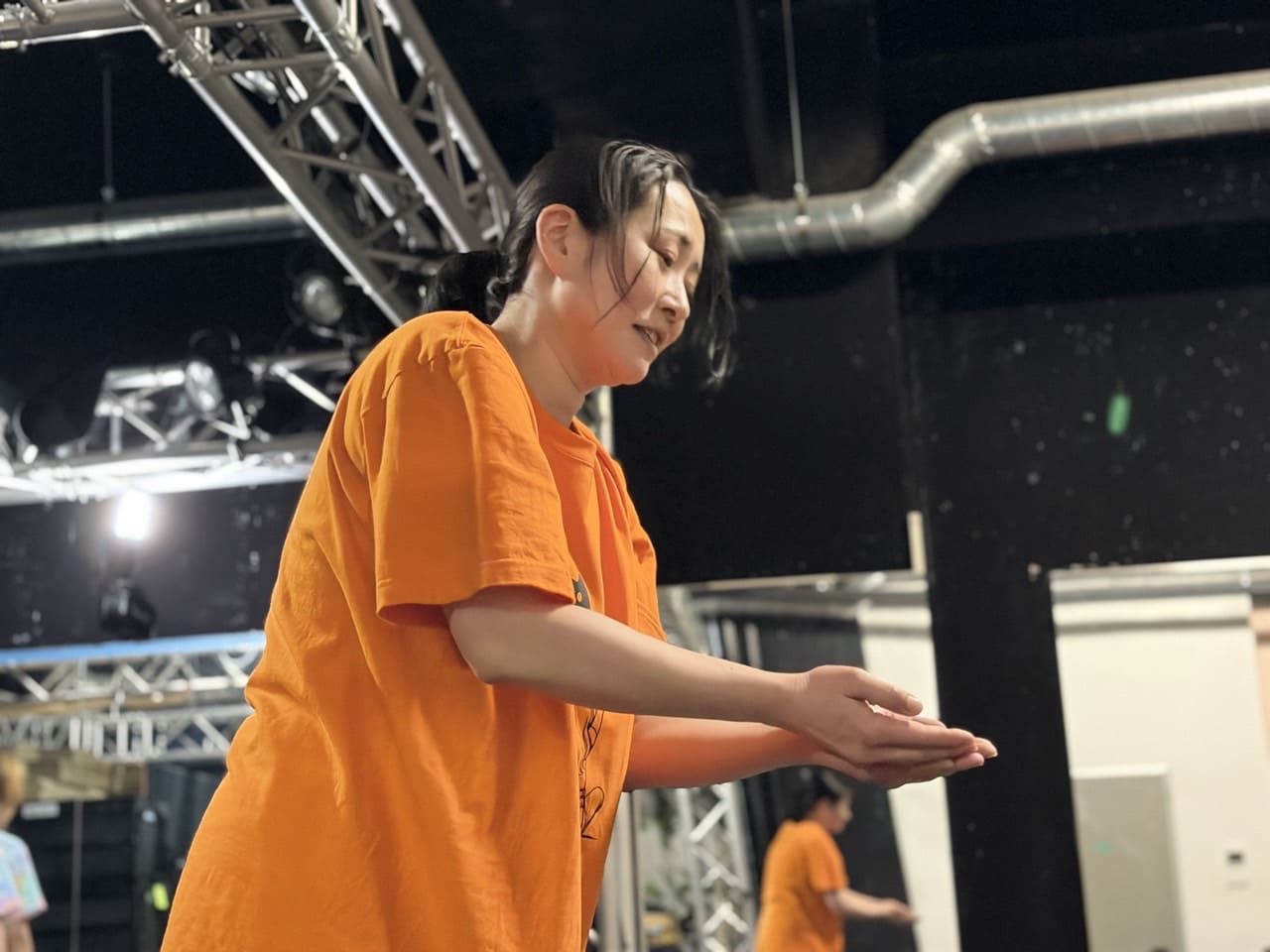 両手を前に差し出す振りを、表情をつけて踊る団員|劇団カスタリア 2026年オーディション ダンス審査