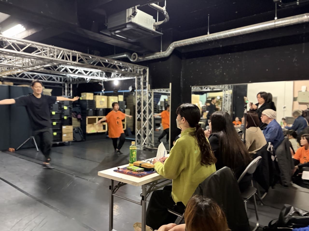 審査席の前で両手を広げて踊る参加者と、それを見つめる審査の団員たち|劇団カスタリア 2026年オーディション