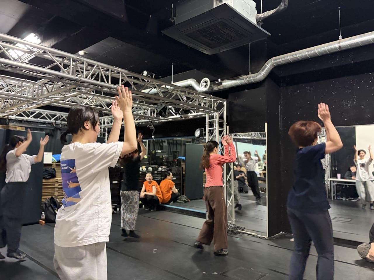 両手を頭上に上げ、鏡に向かって全員で振りを揃えるダンス基礎練習｜劇団カスタリア「金曜日の食卓」稽古