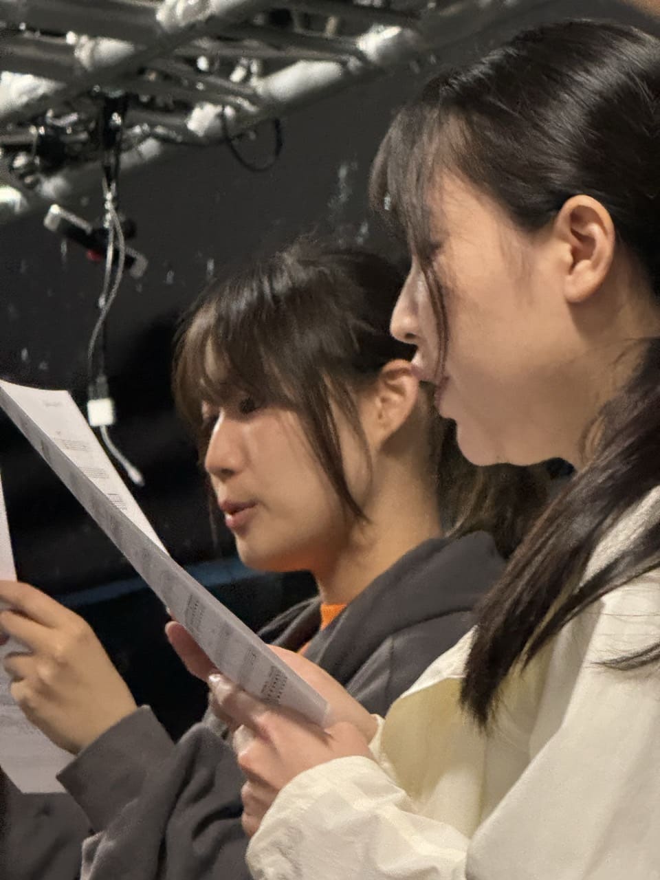 楽譜を手に、声をそろえて歌う団員2人の横顔｜劇団カスタリア「金曜日の食卓」歌稽古