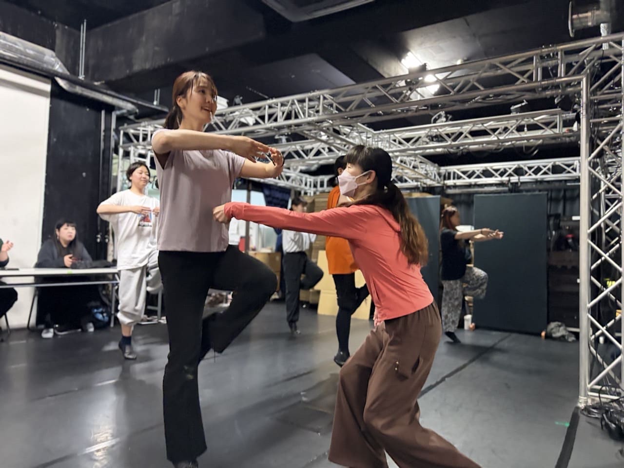 片脚を上げるポーズと腕を伸ばす動きを、それぞれのペースで練習する団員たち｜劇団カスタリア「金曜日の食卓」ダンス稽古