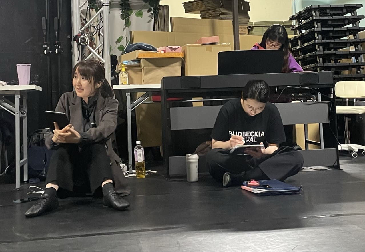 電子ピアノのそばに座り、タブレットの台本に書き込みをする団員たち｜劇団カスタリア「金曜日の食卓」本読み