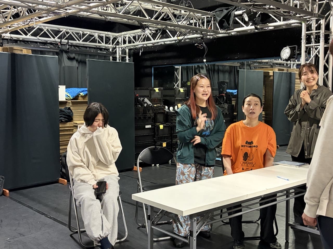 長机を囲む場面を、笑いながら演じる出演者たち｜劇団カスタリア「金曜日の食卓」立ち稽古