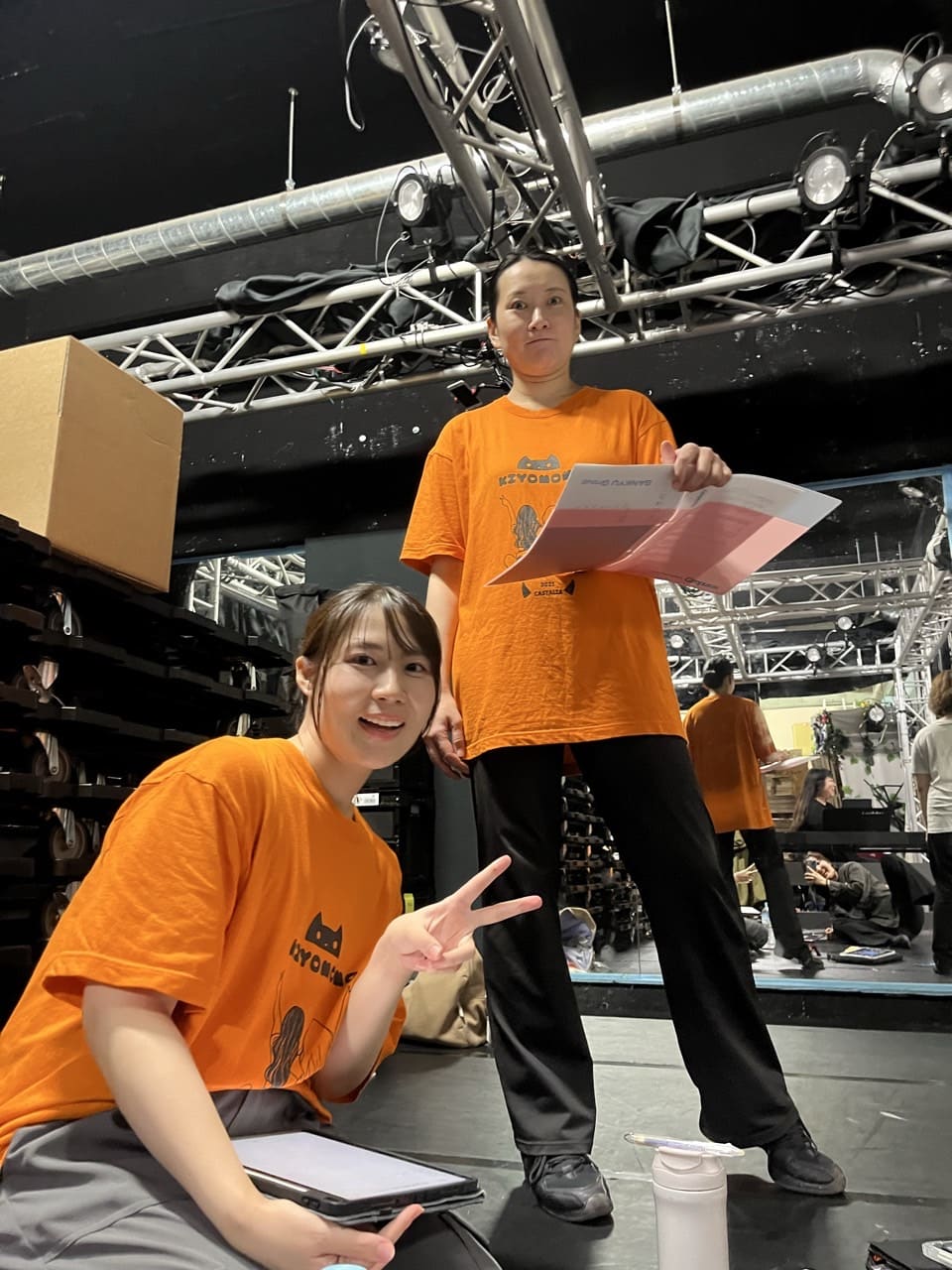 公演Tシャツを着て台本を手にポーズをとる団員2人｜劇団カスタリア「金曜日の食卓」稽古