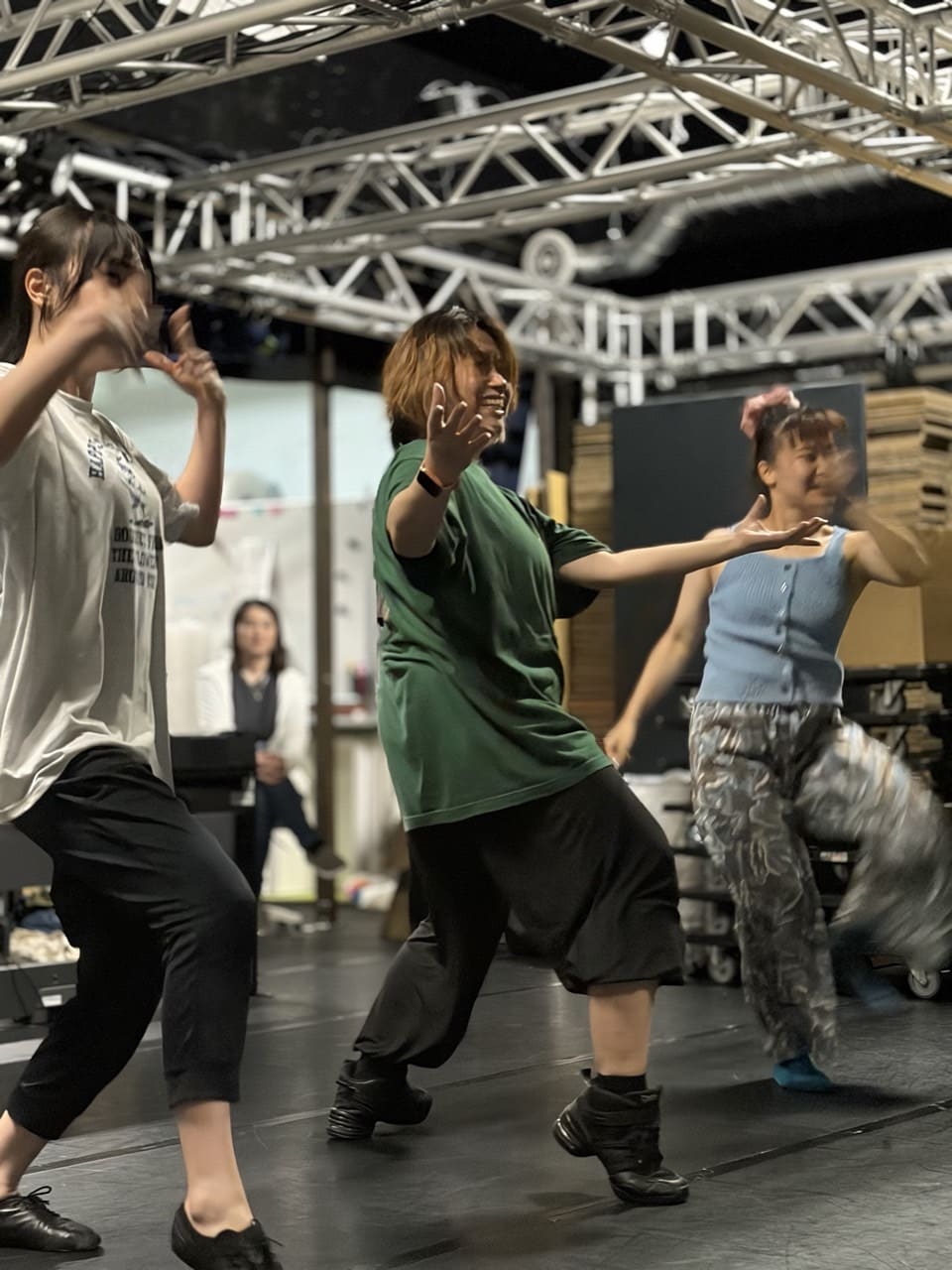 トラスの下で3人が並んで振付を合わせるダンス稽古｜劇団カスタリア「金曜日の食卓」稽古