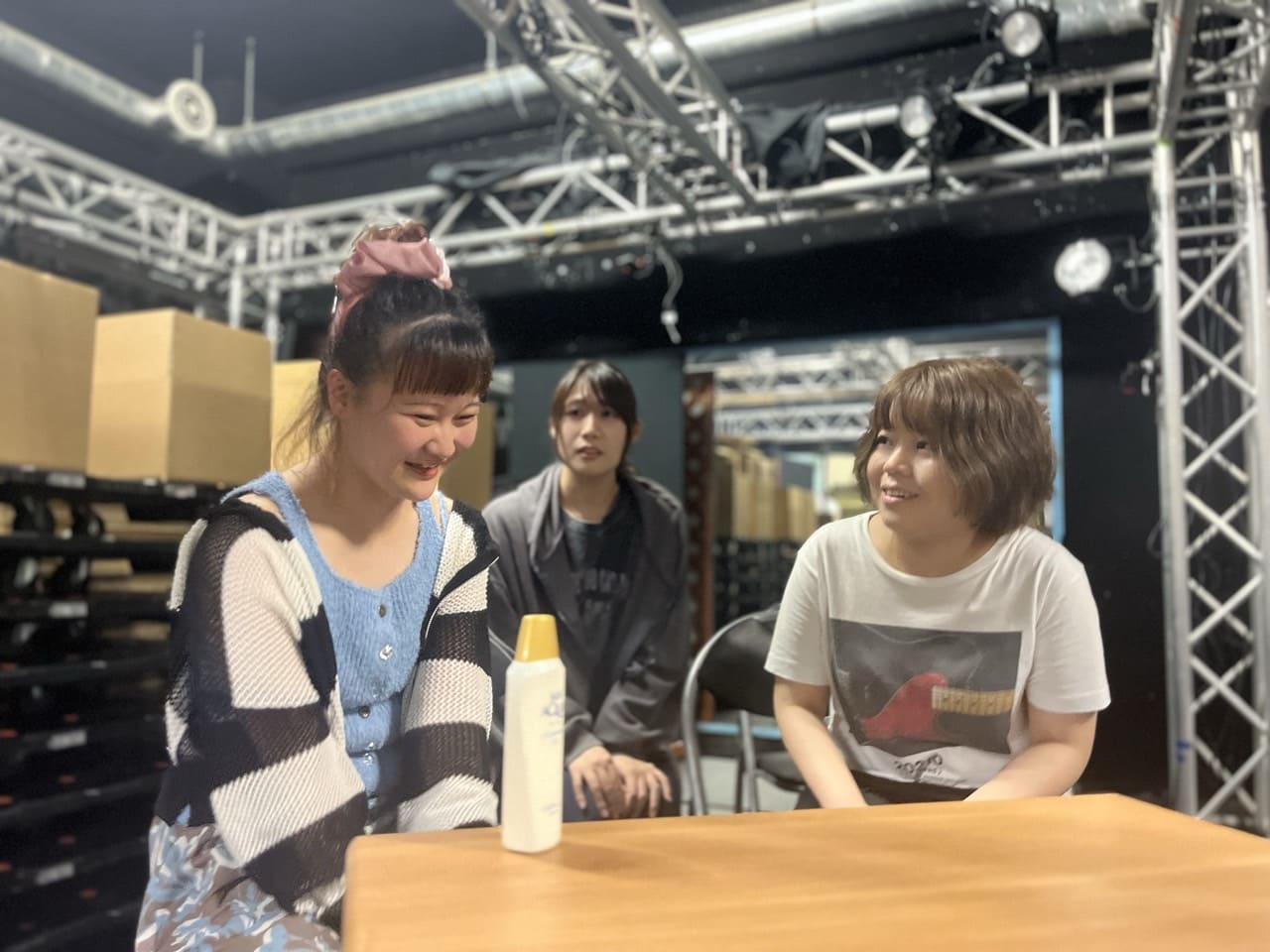 テーブルを囲んで語り合うシーンを稽古する団員たち｜劇団カスタリア「金曜日の食卓」芝居稽古