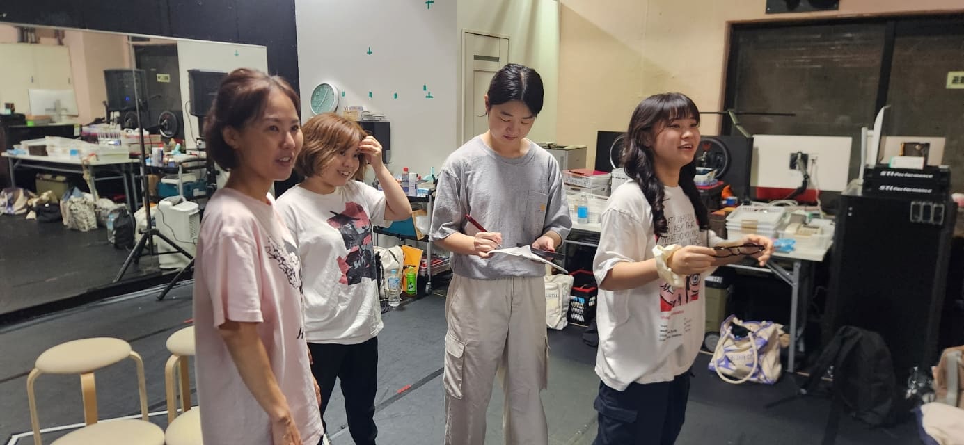 台本に赤ペンで書き込みながら導線を確認する団員たち｜劇団カスタリア「金曜日の食卓」稽古