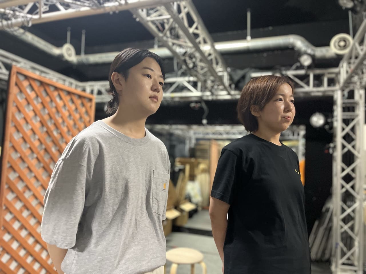 並んで立ち、演出のフィードバックに聞き入る団員2人｜劇団カスタリア「金曜日の食卓」芝居稽古