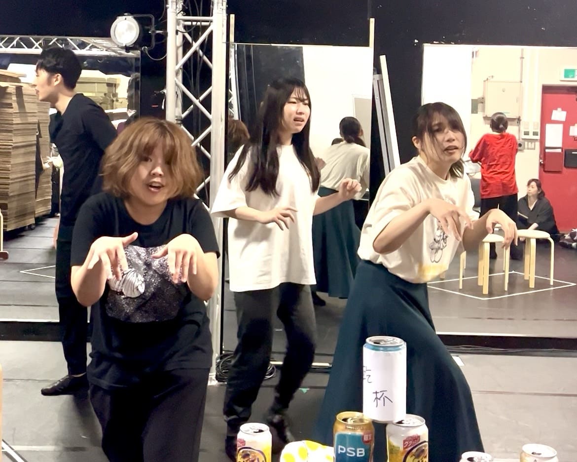 手の動きを合わせて振付のタイミングを確かめる出演者｜劇団カスタリア 稽古の様子