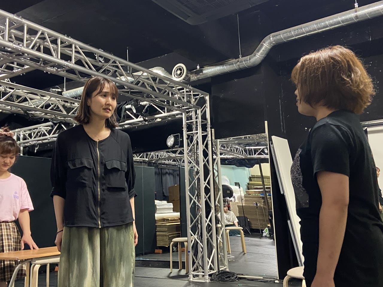 向かい合って台詞をやり取りする2人の出演者｜劇団カスタリア 芝居稽古
