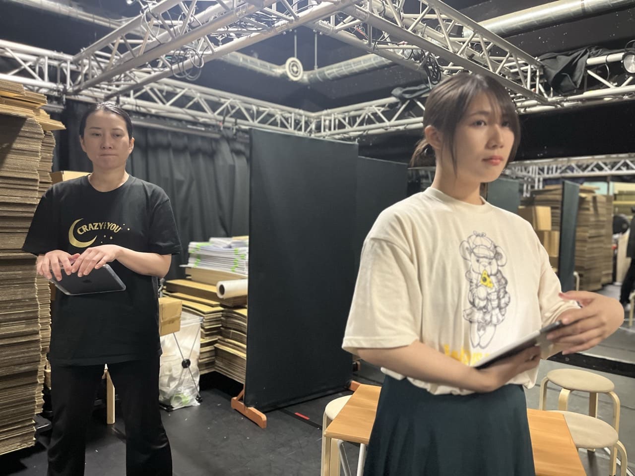台本を手に、次のシーンの流れを確認する出演者｜劇団カスタリア 芝居稽古
