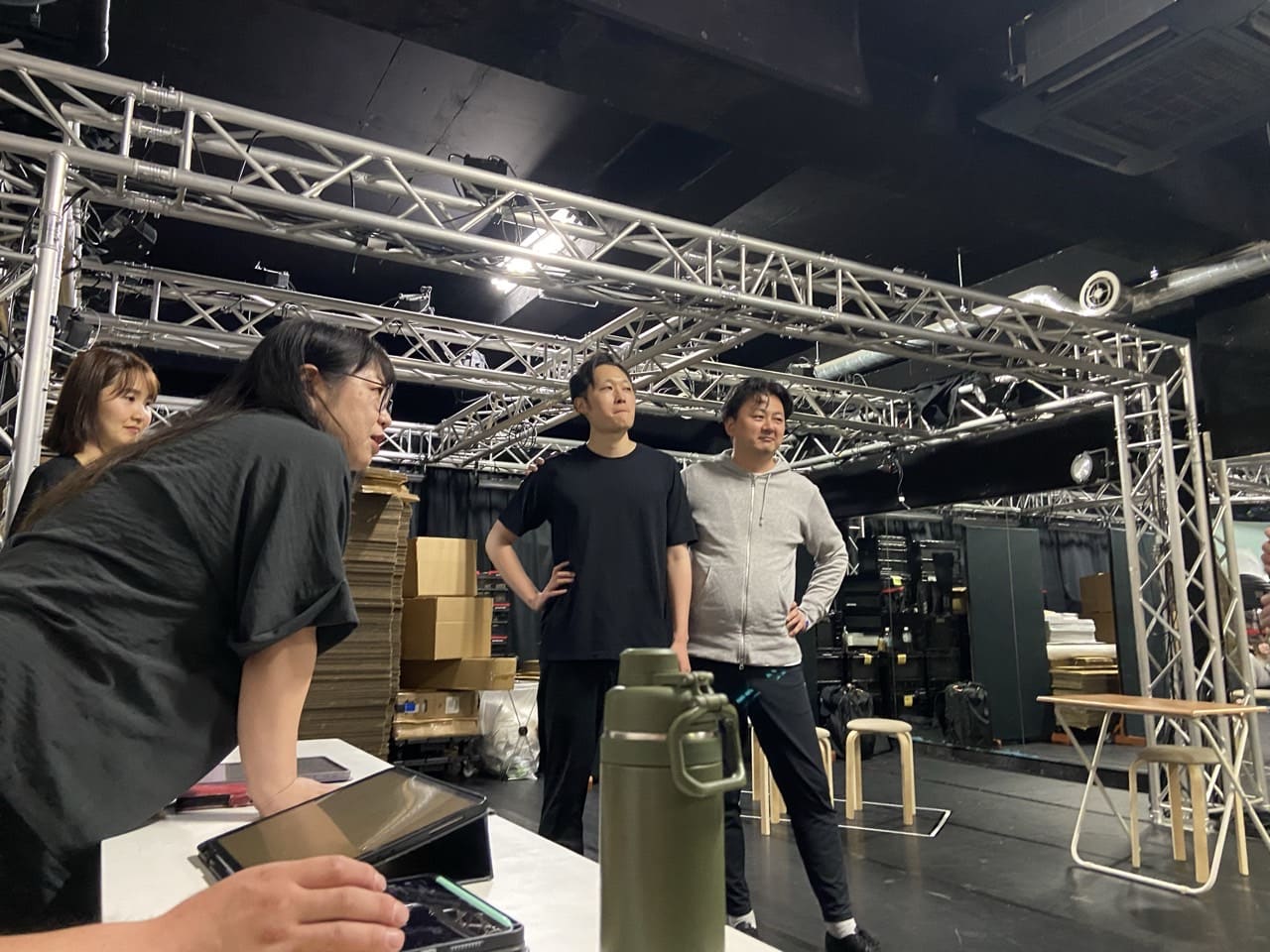 身をかがめた芝居を、離れて立つ出演者が受ける場面｜劇団カスタリア 芝居稽古