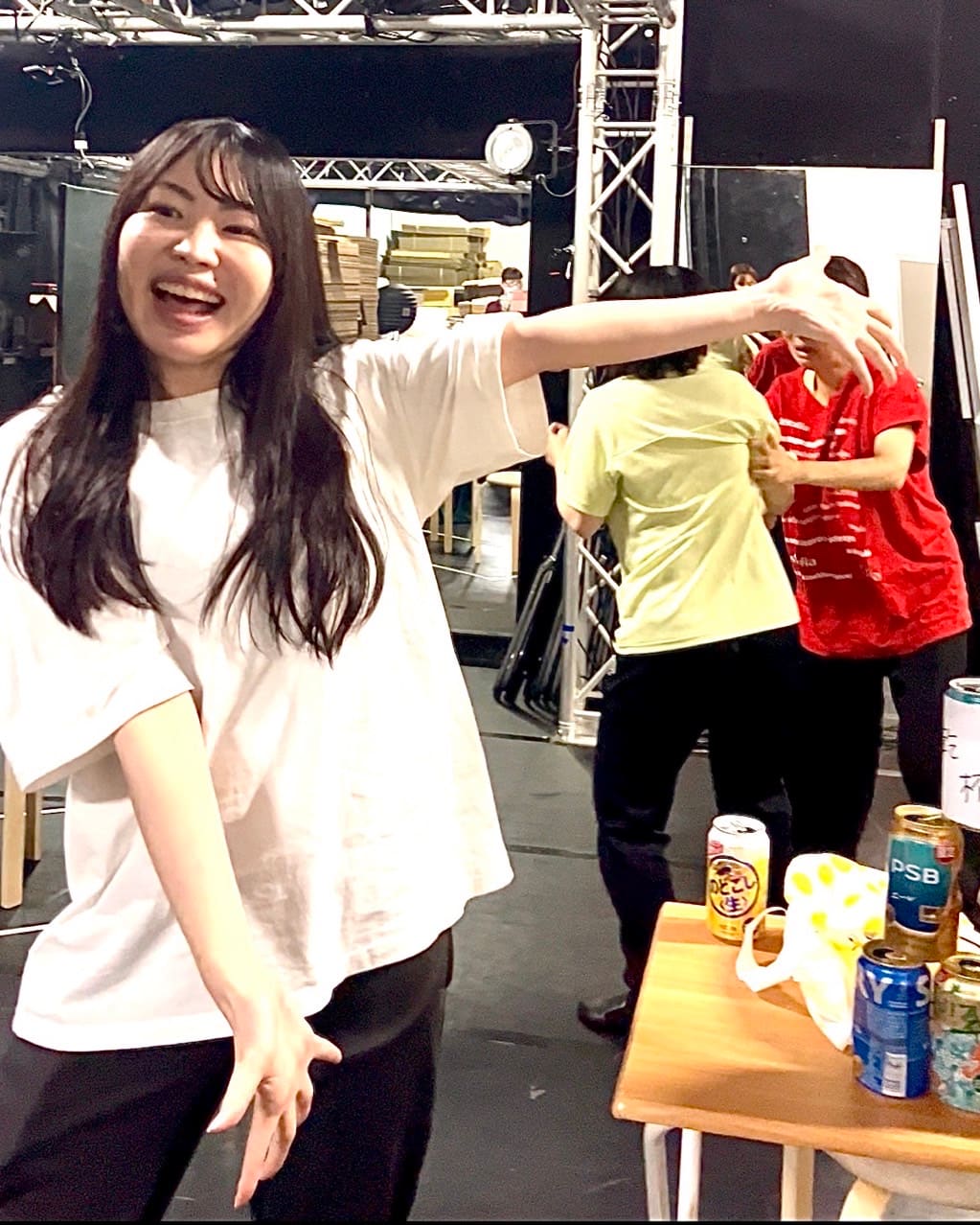 笑顔で腕を伸ばし、稽古場で軽やかに踊る出演者｜劇団カスタリア 稽古の様子
