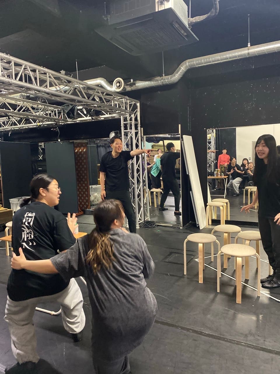床に膝をついた芝居を、離れて立つ出演者たちが受ける場面｜劇団カスタリア 芝居稽古