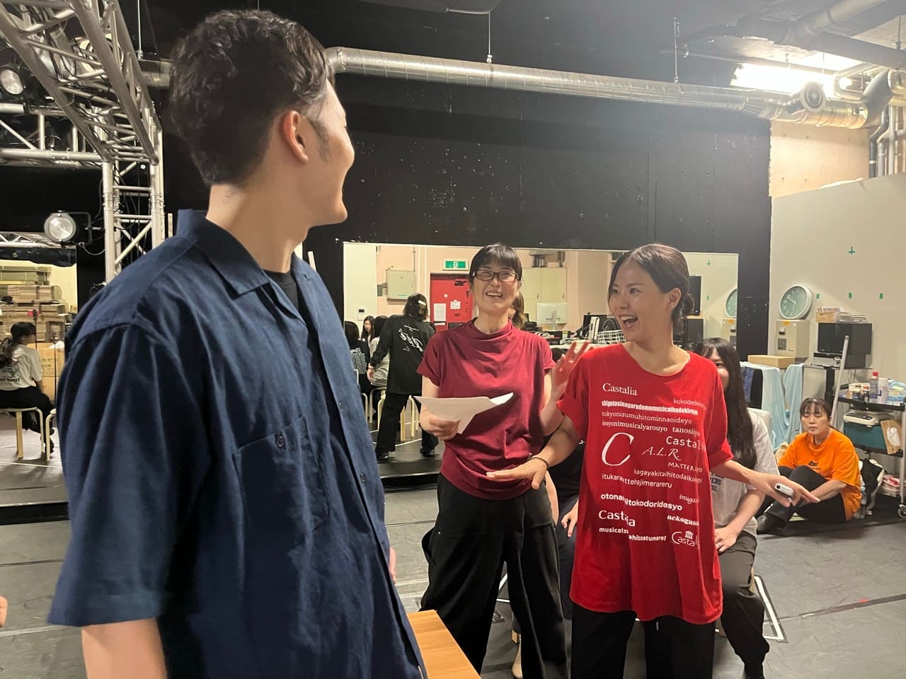 台本を手にした演出家を囲んで笑い合う出演者たち｜劇団カスタリア 部分抜き稽古