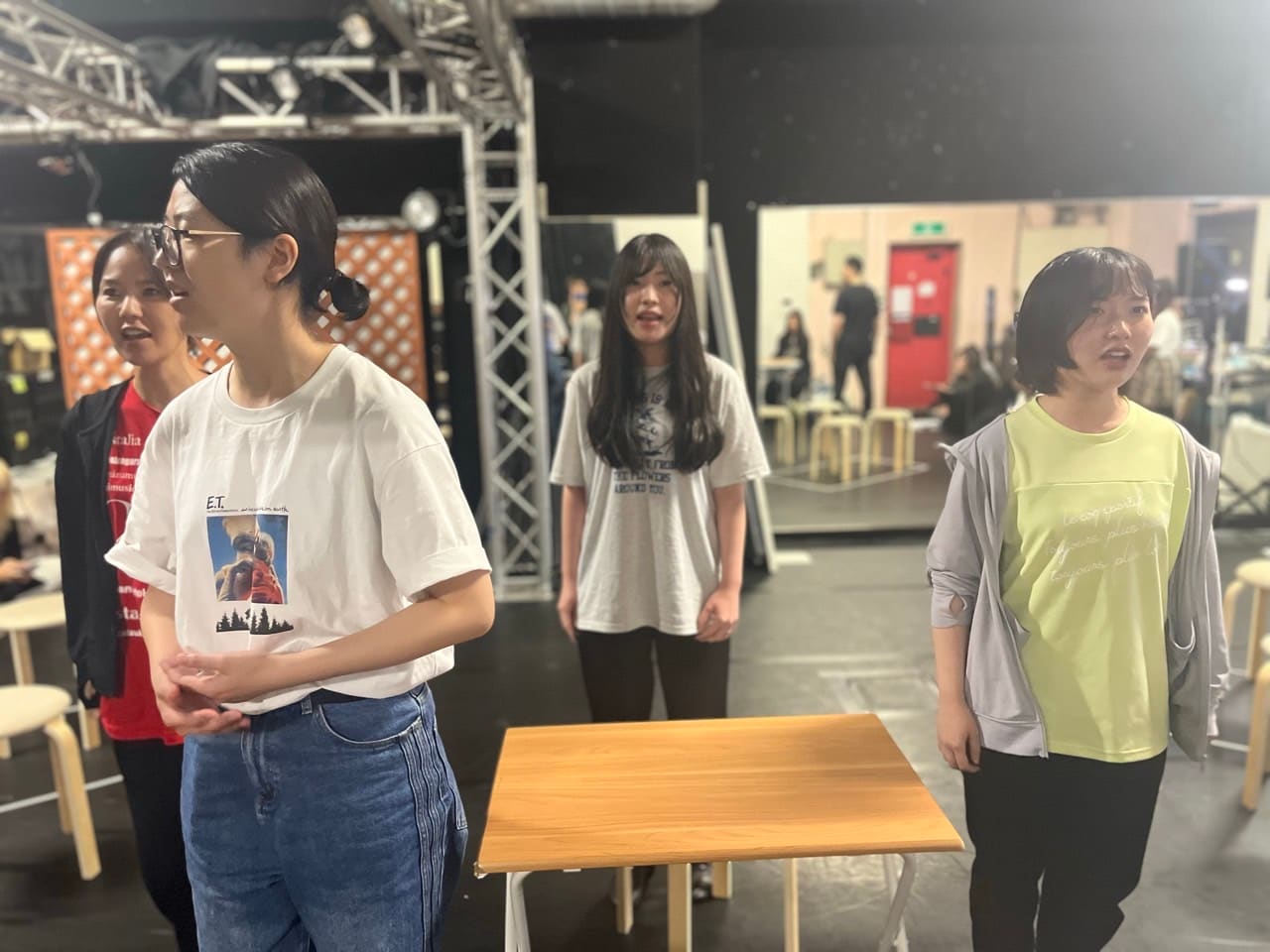 横に並び、正面を向いて歌う出演者たち｜劇団カスタリア 歌稽古