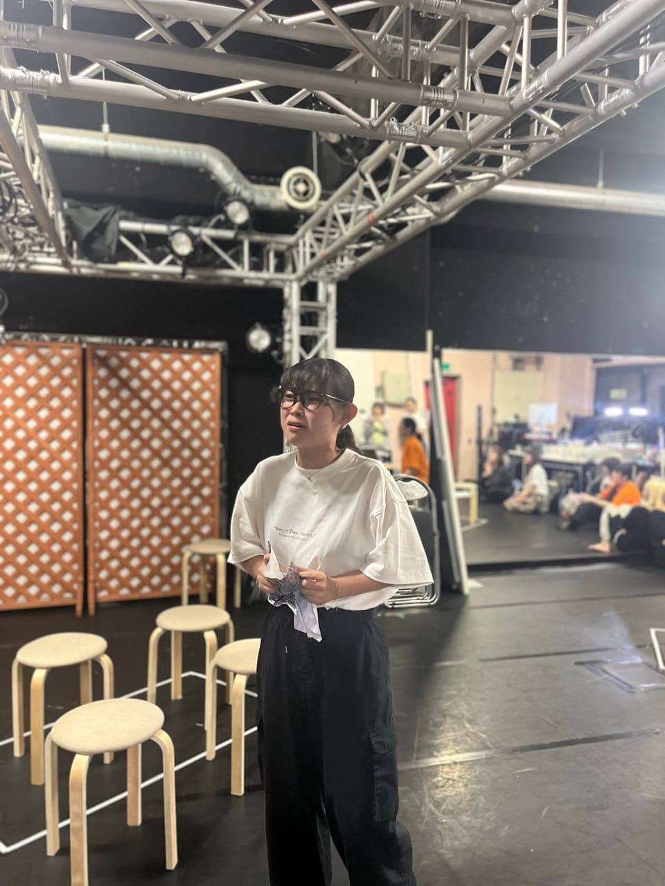 丸椅子の並ぶ稽古場で、台詞を口にする出演者｜劇団カスタリア 幸役の芝居稽古