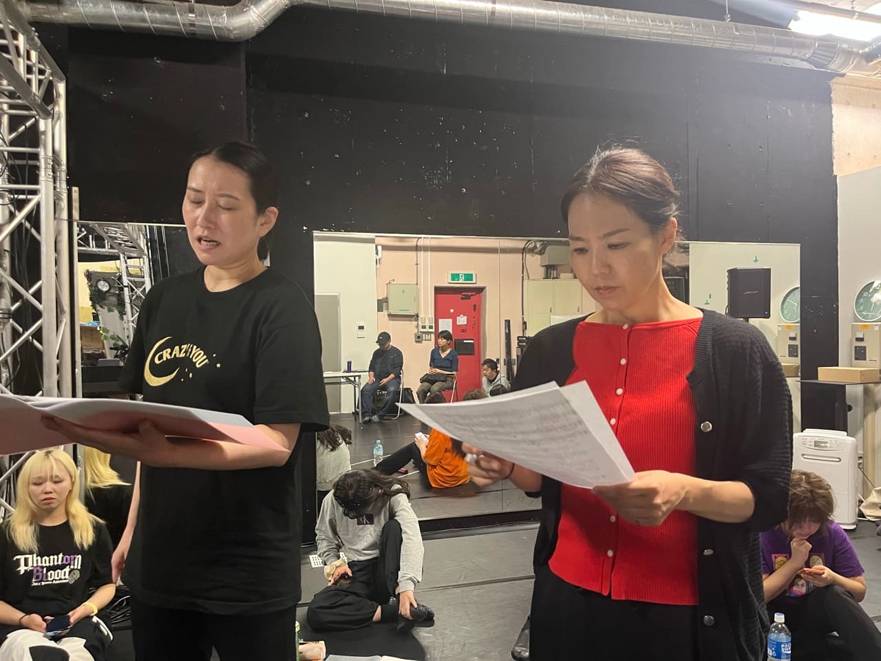 台本を手に、向かい合って台詞を確かめる出演者たち｜劇団カスタリア 芝居の抜き稽古