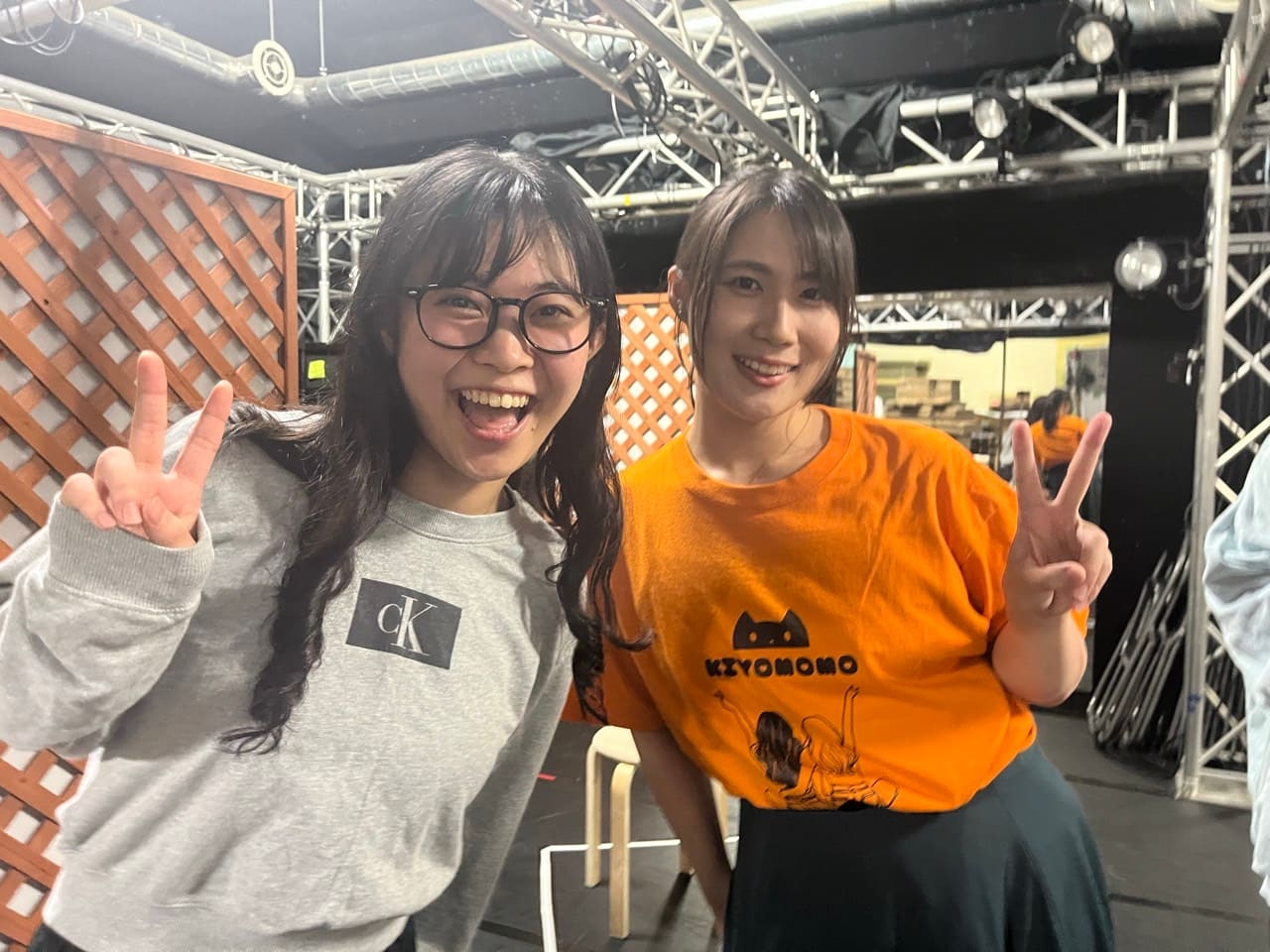 ピースサインをして笑い合う2人の出演者｜劇団カスタリア 稽古の合間