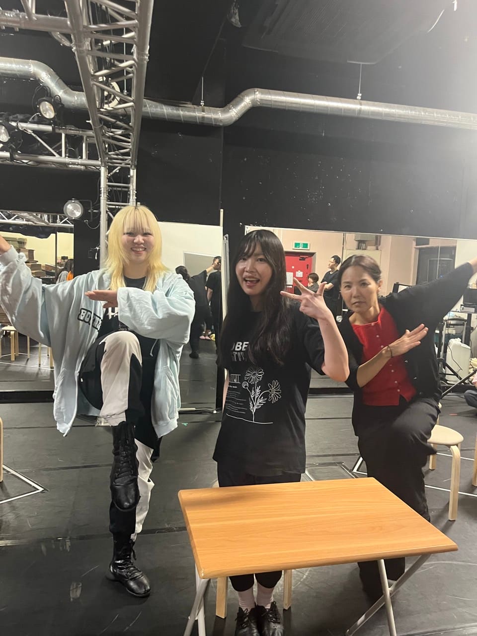 両腕を大きく広げてポーズを決める3人の出演者｜劇団カスタリア ステージングの確認
