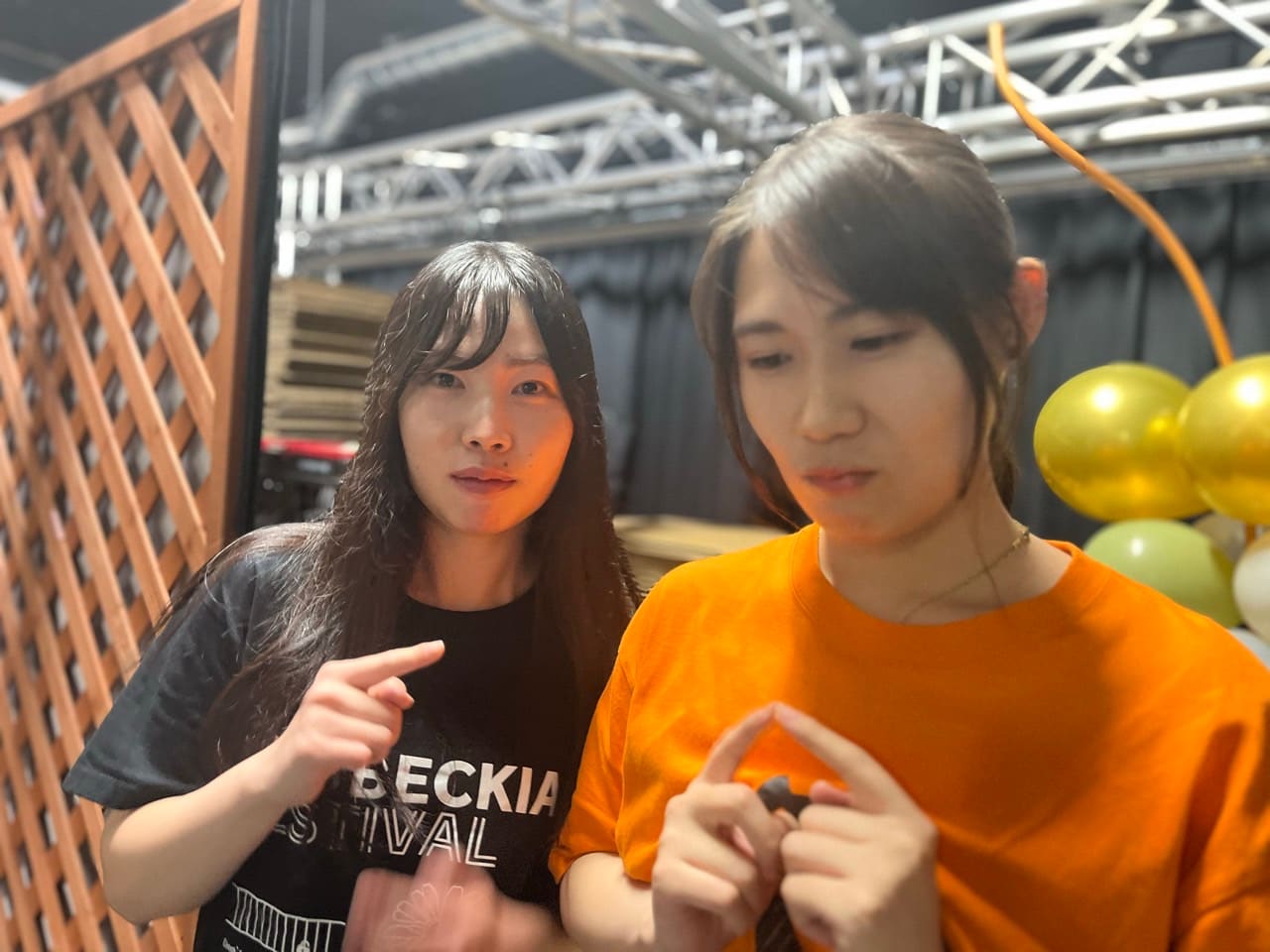 指をさして向かい合う2人の出演者｜劇団カスタリア 芝居の抜き稽古